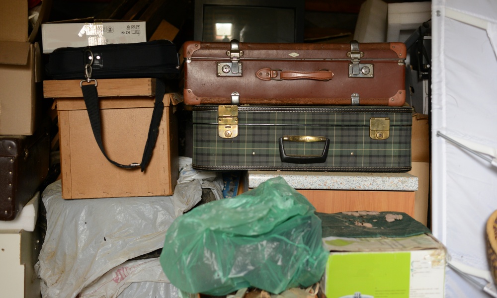 荷物が積み上げられた部屋